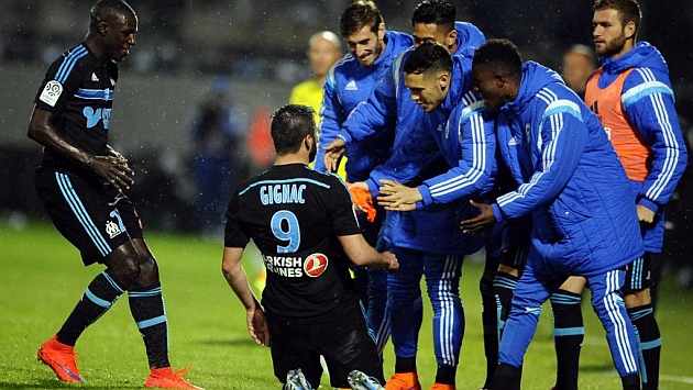 Gignac celebra uno de sus goles al Metz. Foto: AFP
