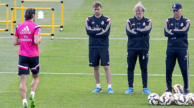Carlo Ancelotti (55) y dos preparadores fsicos del Madrid observan el calentamiento de Bale (25) / Foto: Juan Aguado