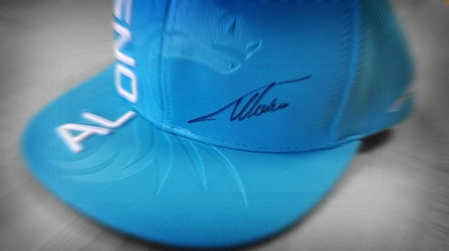 As es la nueva gorra azul de Alonso
