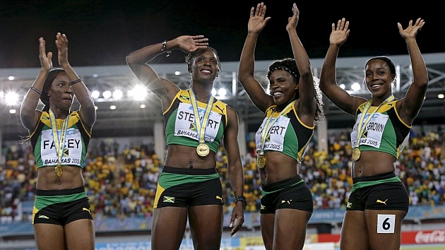 El equipo jamaicano de 4x100 celebra la medalla de oro. Foto: RTRPIX