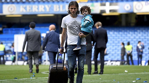 Filipe Luis, abandonando Stamford Bridge con su hijo tras ganar la Premier. Foto: RTRPIX