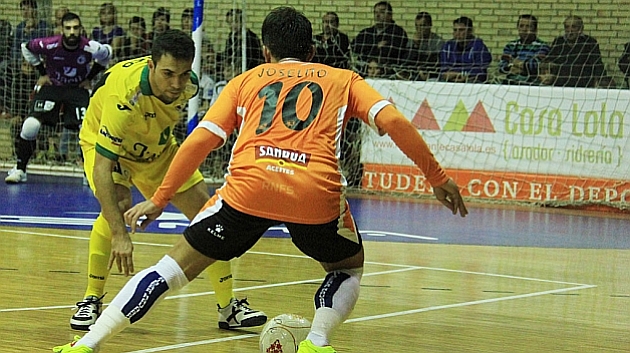 Joselito intenta sortear un rival durante un duelo ante el Jan en Tudela. Foto: LNFS