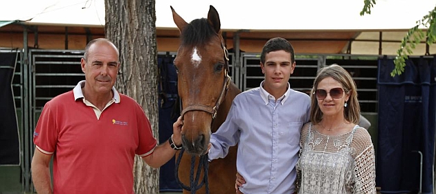 Curro Goyoaga, junto a su padres y su caballo