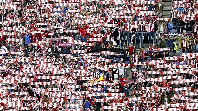 Aficionados del Atltico muestran banderas rojiblancas durante un partido de Champions. Foto: Pablo Garca