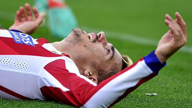 Griezmann, tumbado en el csped del Caldern durante el partido ante el Athletic. Foto: AFP