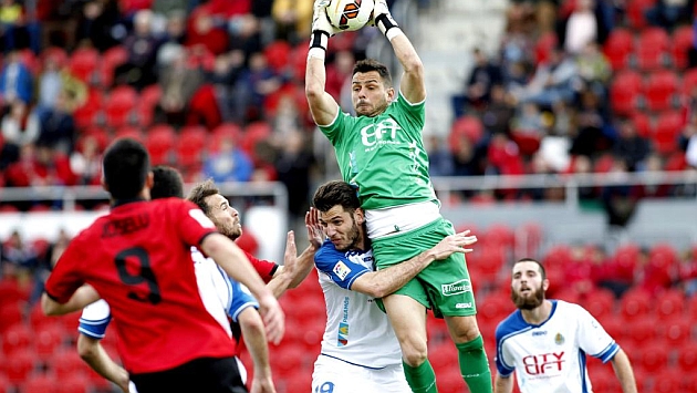 Ren ataja el baln por alto en el partido en Mallorca / Tooru Shimada (Marca)