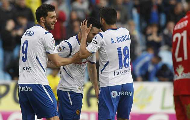 Borja y Dorca felicitan a Jaime tras su gol al Numancia. / Toni Galn