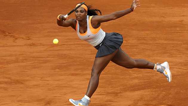 Serena Williams golpea la bola en la pista Manolo Santana / Reuters