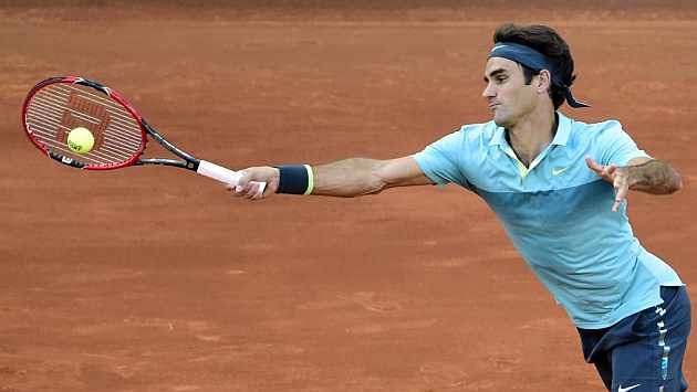 Federer golpea la bola en el Mutua Madrid Open / Reuters