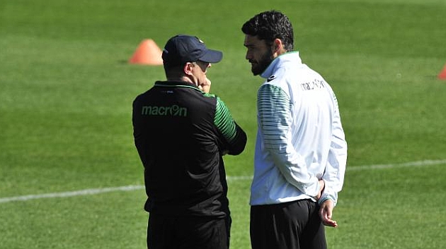 Pepe Mel charla con Jorge Molina en un entrenamiento. KIKO HURTADO