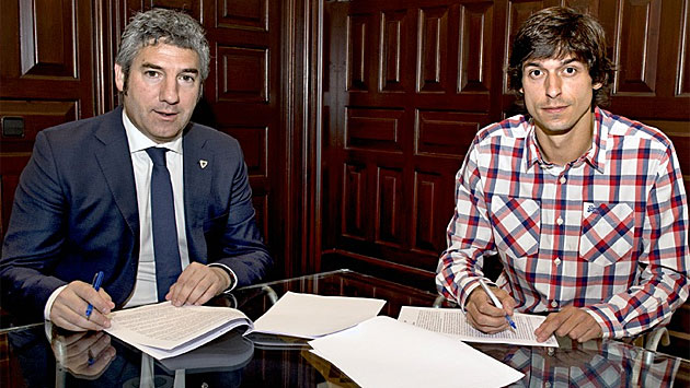 Iturraspe y Urrutia, en la firma del nuevo contrato del centrocampista. / ATHLETIC-CLUB.EUS
