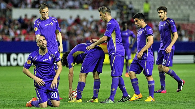 Los jugadores de la Fiorentina se lamentan tras caer en Sevilla. KIKO HURTADO
