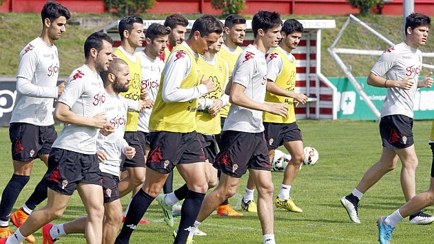 Los jugadores del Sporting, durante un entrenamiento / Tuero - Arias (Marca)