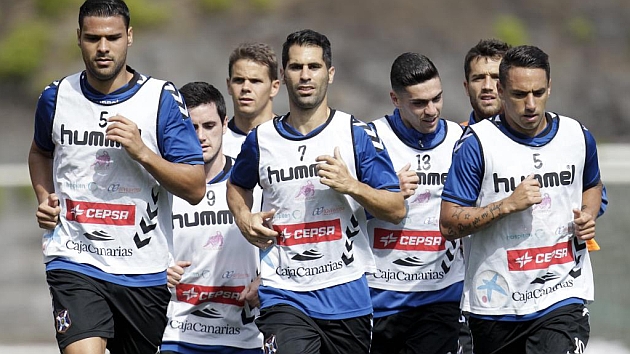 Aridane, Igor Arnaez, Hugo lvarez, Javi Moyano, Cristo Martn, Aitor Sanz y Suso, durante un entrenamiento del Tenerife / Santiago Ferrero (Marca)