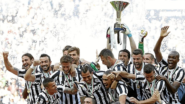 Los jugadores de la Juve levantan el trofeo de campeones de la Serie A italiana 2013-14. Foto: Reuters