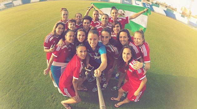 Las jugadoras del Sporting de Huelva se hacen un 'selfie' en Melilla / Instagram