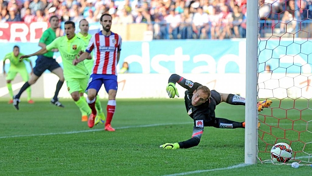 Oblak no puede evitar el gol a pesar de su estirada. Foto: AFP