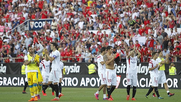 Los jugadores del Sevilla se despiden de su aficin este domingo. RAMN NAVARRO