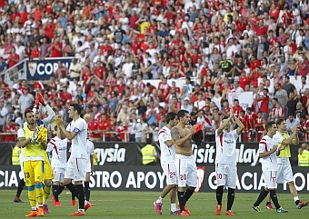 Los jugadores del Sevilla se despiden de su aficin este domingo. RAMN NAVARRO