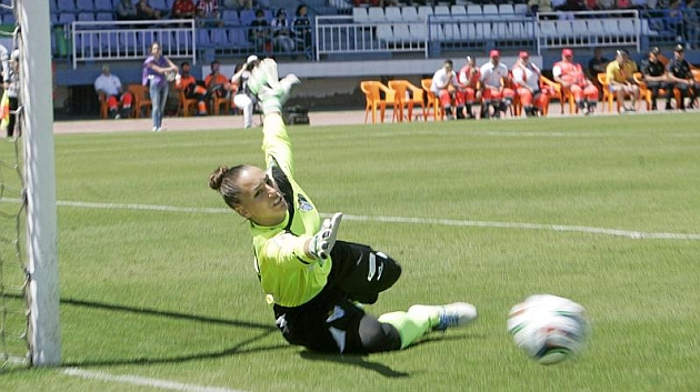 Sara Serrat durante una tanda de penaltis en la Copa de la reina / Paco Guerrero