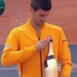 Djokovic casi pierde un ojo al descorchar el champagne