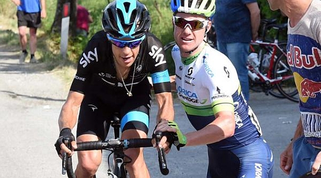 Simon Clarke lanzando a Richie Porte. FOTO: Giro de Italia