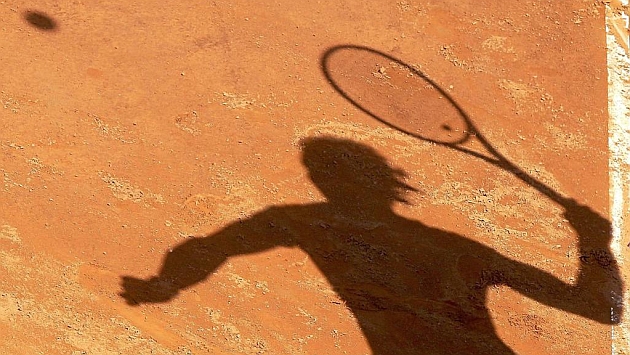 La sombra de Nadal, en un momento en el que el tenista se dispone a golpear de derecha. Foto: Reuters