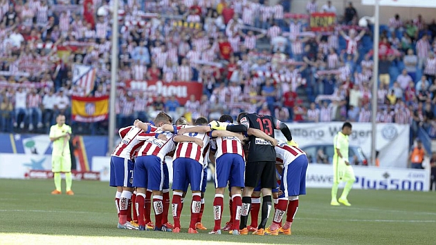 Los jugadores del Atltico, abrazados antes del comienzo del partido contra el Barcelona. / BEATRIZ GUZMN (MARCA)