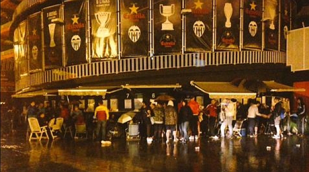Imagen de aficionados en las taquillas de Mestalla.