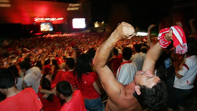 Los aficionados del Sevilla, en el Auditorio viendo la final contra el Espanyol. R.NAVARRO