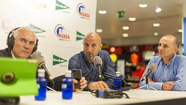 Paco Garca Caridad junto a Ranko Popovic y ngel Martn Gonzlez, durante el programa 'Intermedio' de Radio Marca en El Corte Ingls de Puerto Venecia / Toni Galn