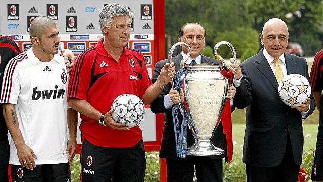Ancelotti junto a Berlusconi con la Champions ganada en 2007. Foto: JOSE A. GARCIA
