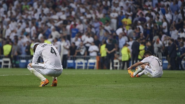 Los jugadores del Real Madrid se lamentan tras la eliminacin en Champions. Foto: Diego G. Souto