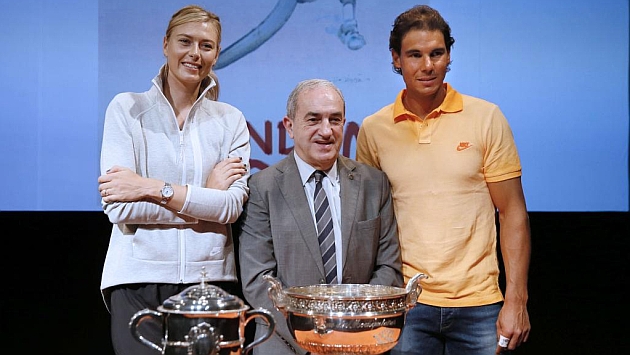 Sharapova y Nadal con el presidente de la Federacin Francesa de Tenis este viernes en Pars. Foto: AFP