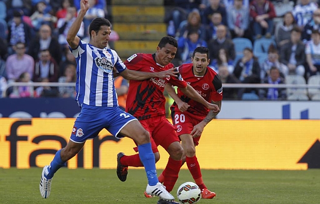 Borges y Bacca pugnan por la pelota en el Deportivo-Sevilla de esta Liga. Foto: AMADOR LORENZO
