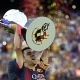 Xavi recoge el trofeo de campeón de Liga