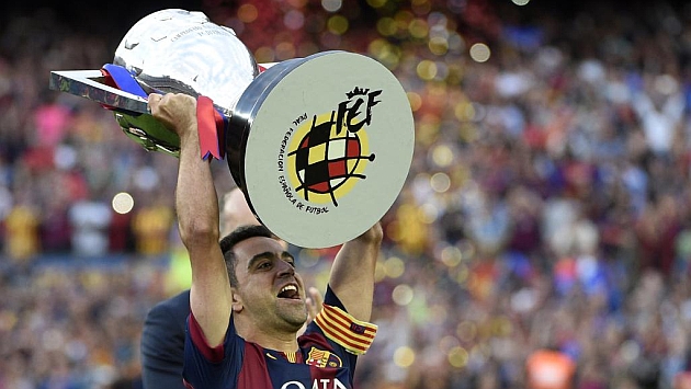 Xavi recoge el trofeo de campen de Liga