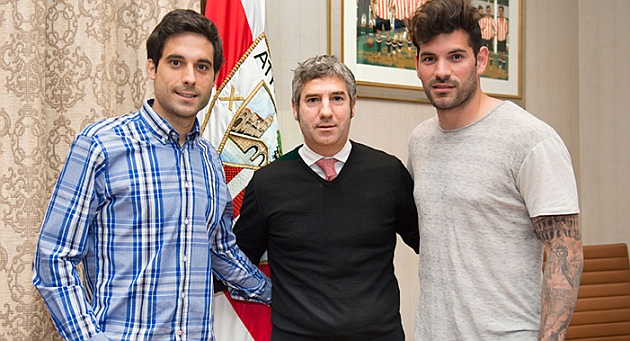 Xabi Etxeita, Josu Urrutia -presidente del club-, y Iago Herrern. Foto: web del Athletic