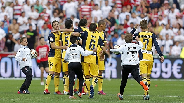 Los jugadores del Atltico se abrazan al concluir el partido de Granada. Foto: Ramn Navarro