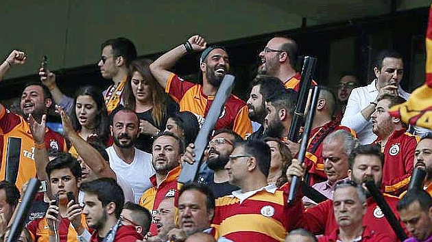 Arda Turan, con el puo levantado, anima al Galatasaray en la grada. Foto: Twitter