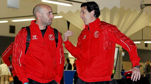 Monchi y Unai Emery dialogan en el aeropuerto. Foto: Ramón Navarro