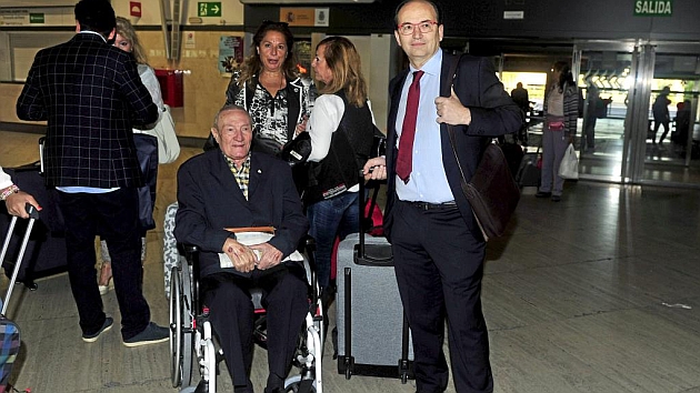 Pepe Castro, junto a Roberto Als en el aeropuerto de Sevilla. KIKO HURTADO