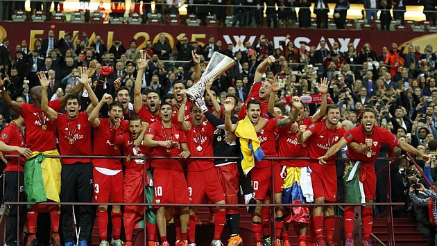 Los jugadores del Sevilla celebran su triunfo en Varsovia. Foto: RAMON NAVARRO