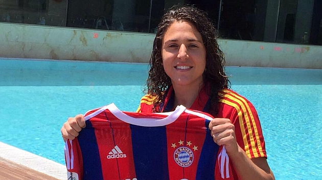 Vero Boquete posa en Murcia con la camiseta del Bayern Mnich.