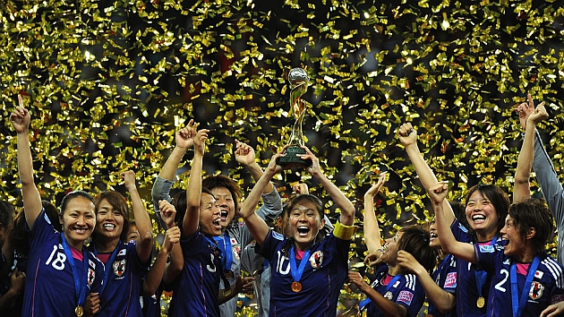 La seleccin japonesa levanta el trofeo tras ganar el Mundial de 2011.