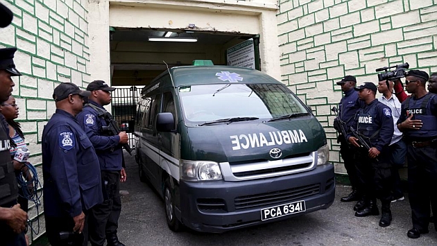 El exvicepresidente de la FIFA Jack Warner sale de prisin en ambulancia