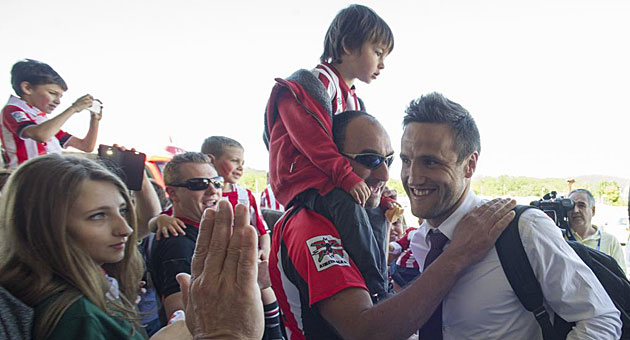 Gurpegui, ovacionado por los seguidores del Athletic / Juan Echeverria