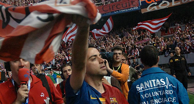 Xavi con la bandera del Athletic tras la final de la Copa del Rey / Juan Echeverria