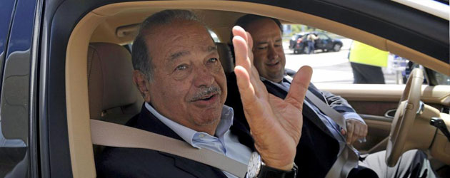 Carlos Slim saluda en una de sus visitas a Asturias como accionista del Oviedo. FOTO: REUTERS