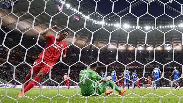 Carlos Bacca celebra su primer gol al Dnipro. AFP